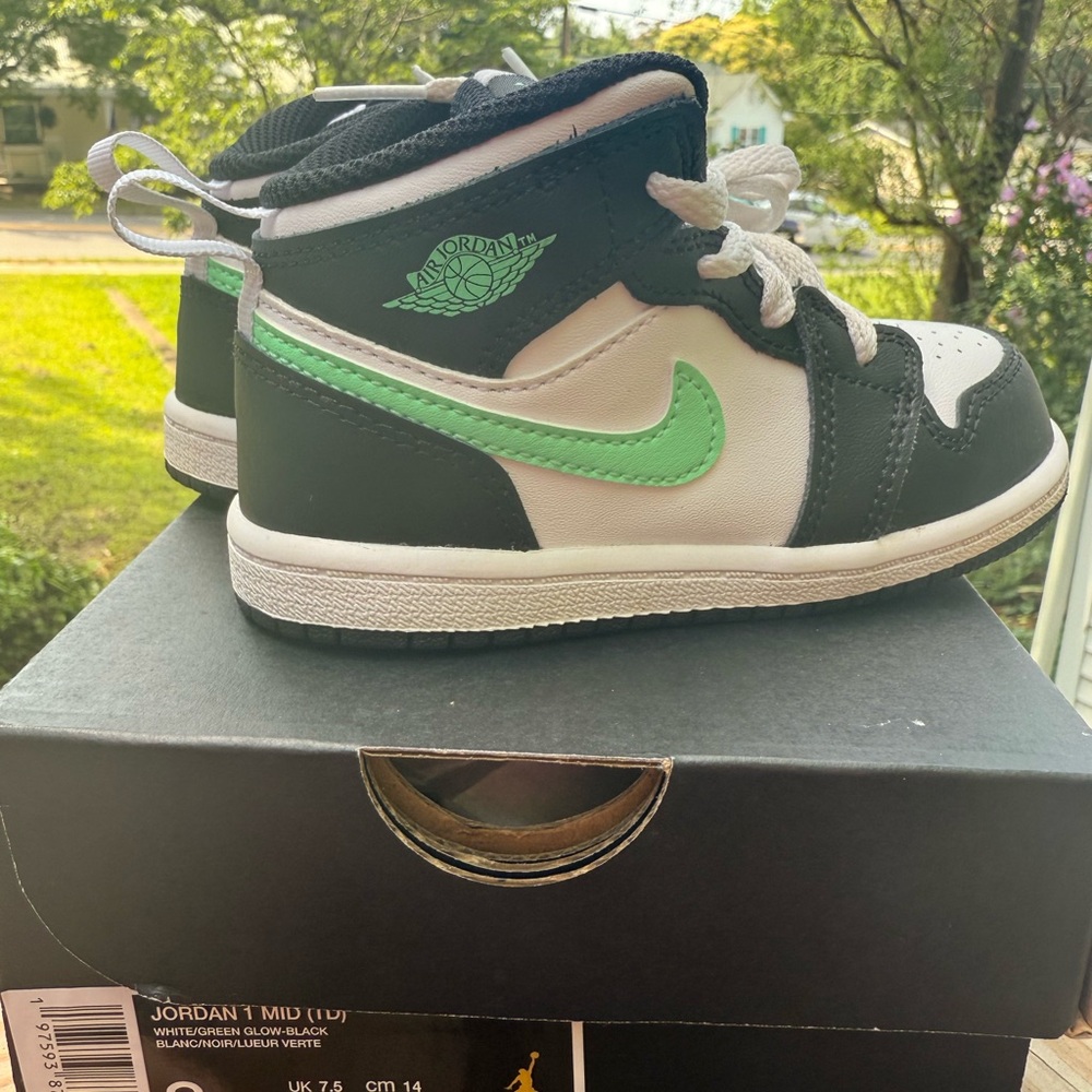 Jordan 1 mid- White/Green-glow-black